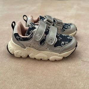 Naturino kids sneaker size 24